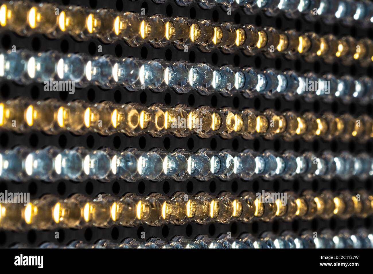 Panel LED con diodos luminosos, emisión de luz fría y temperatura de color cálida, cristal protector transparente Foto de stock