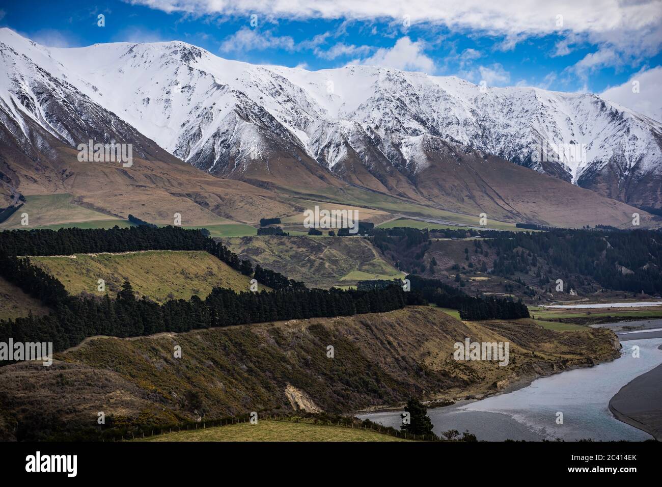 Vista panorámica del desfiladero de Rakaia, Nueva Zelanda con el monte Hutt al fondo Foto de stock