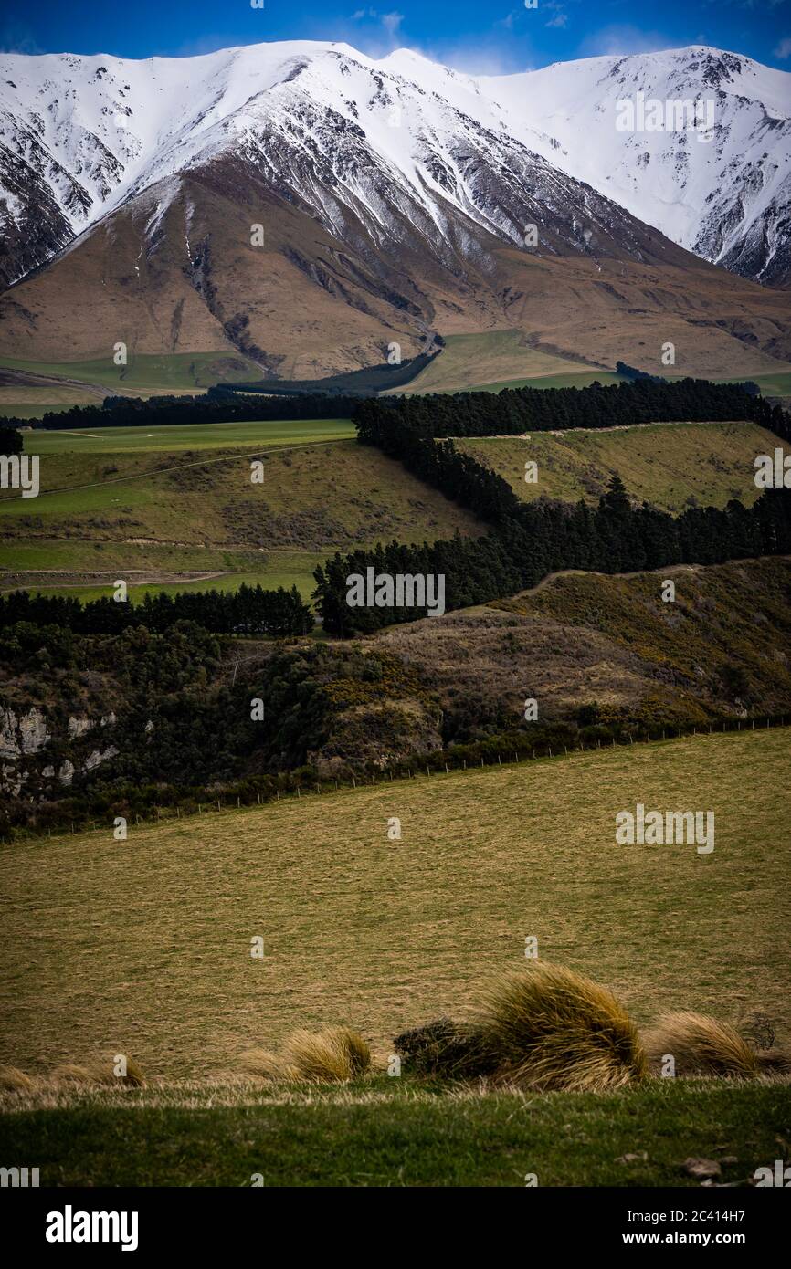 Vista panorámica del desfiladero de Rakaia, Nueva Zelanda con el monte Hutt al fondo Foto de stock