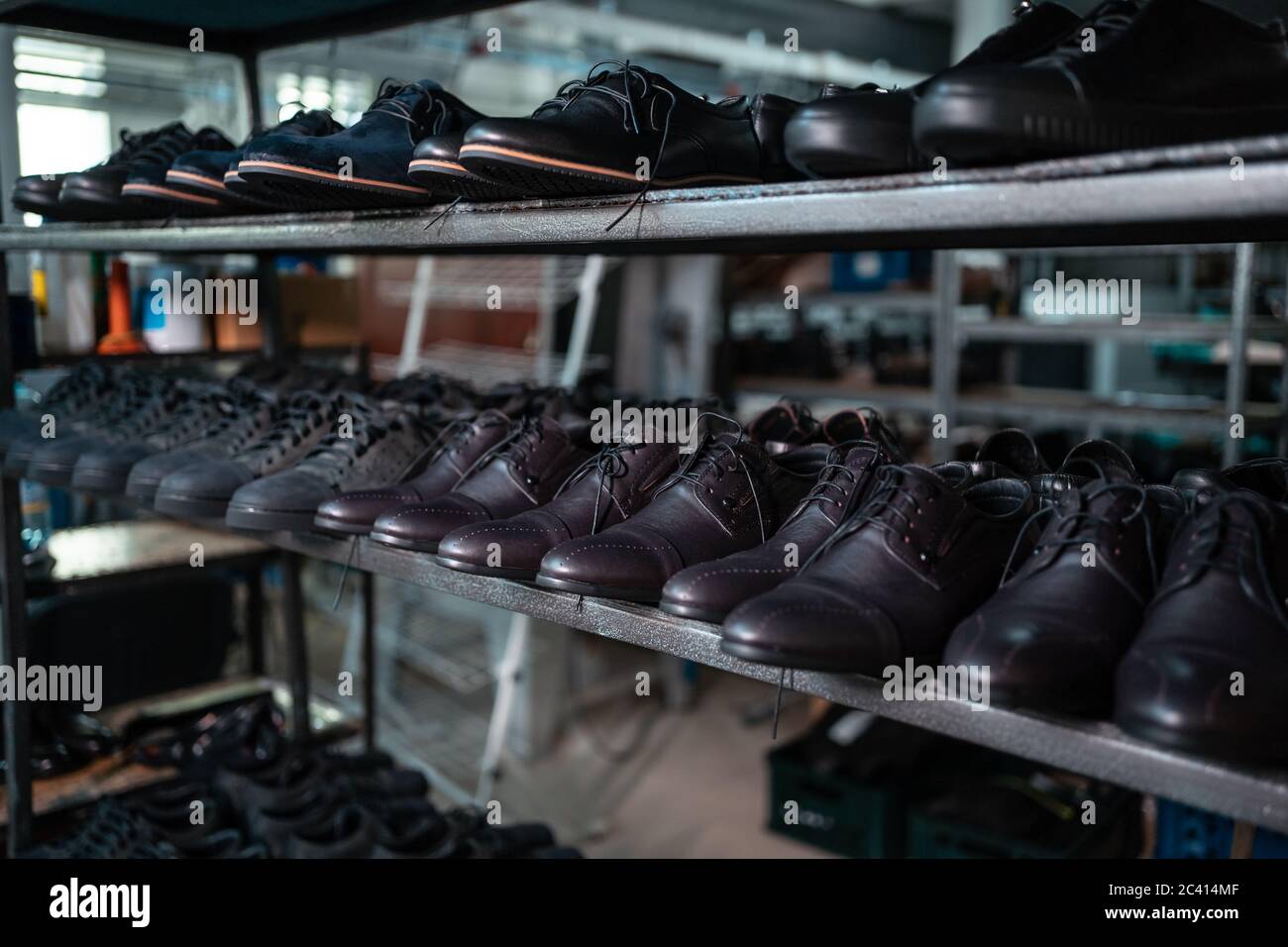 estante con zapatos de cuero para hombre en la moderna fábrica de calzado  Fotografía de stock - Alamy