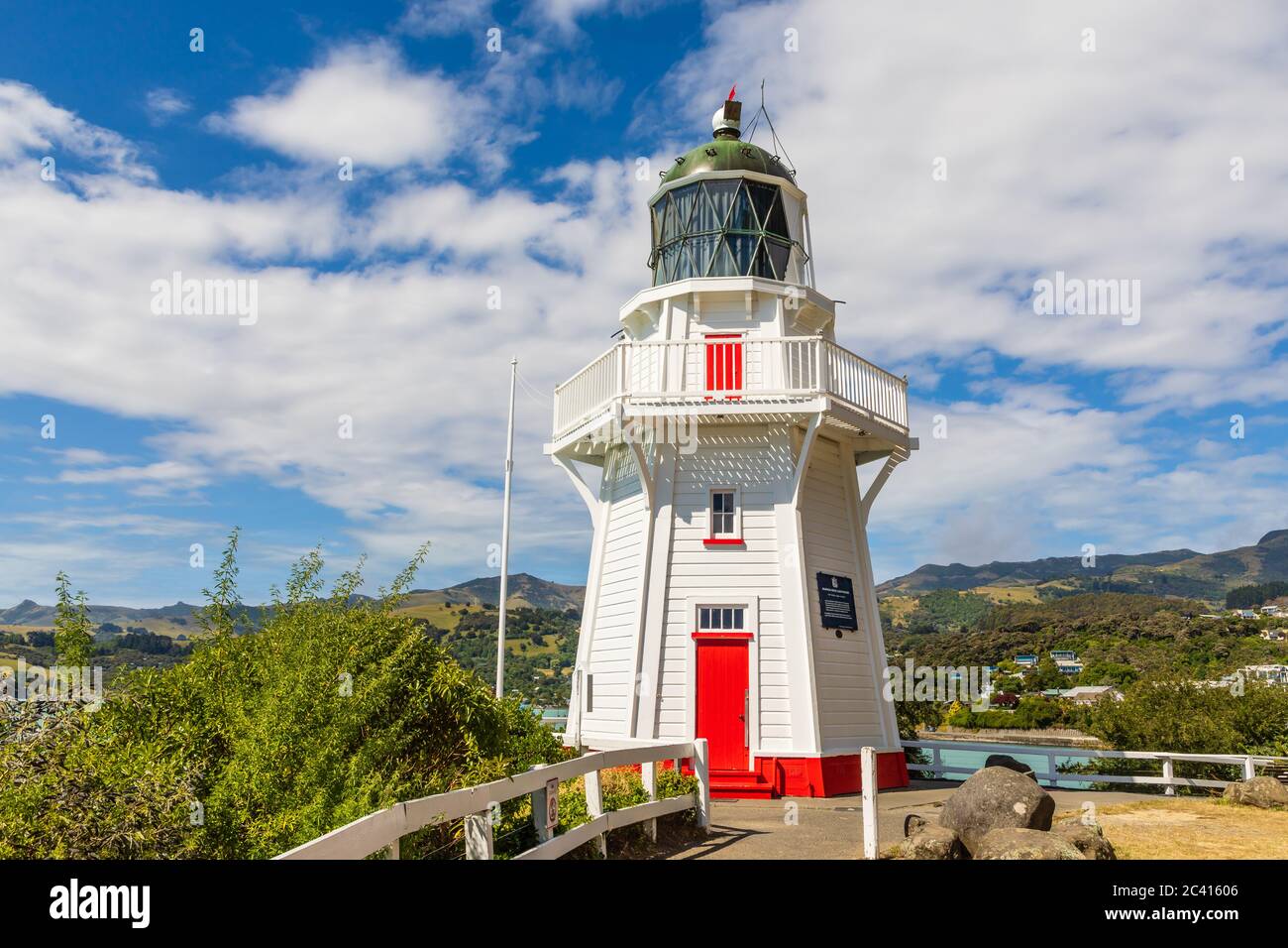 Akaroa, NZ: Faro de Akaroa desde 1880. Fue trasladado de la cabeza de Akaroa a este sitio en 1980 por la Sociedad de preservación del Faro de Akaroa Foto de stock