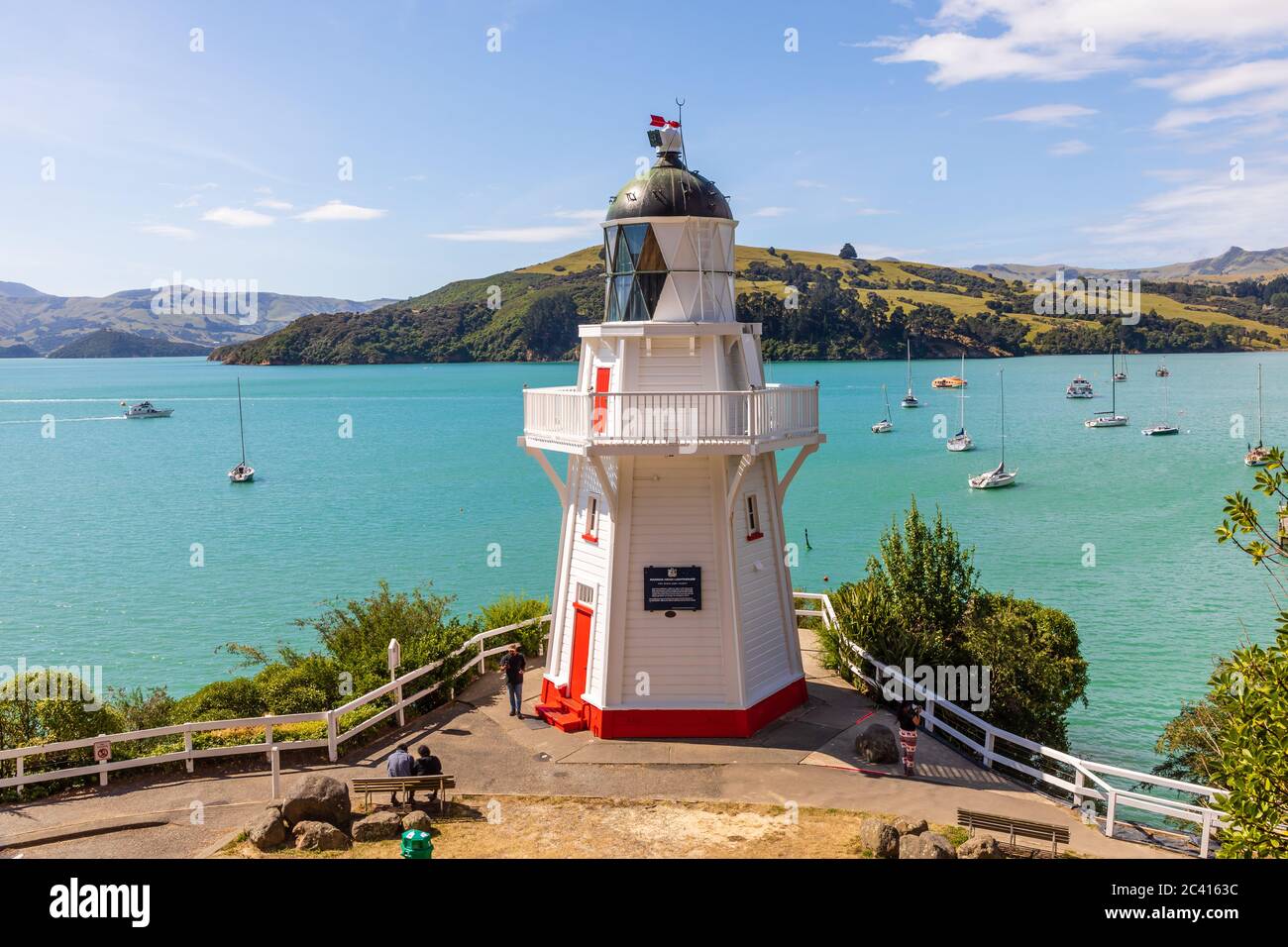 Akaroa, NZ: Faro de Akaroa desde 1880. Fue trasladado de la cabeza de Akaroa a este sitio en 1980 por la Sociedad de preservación del Faro de Akaroa Foto de stock