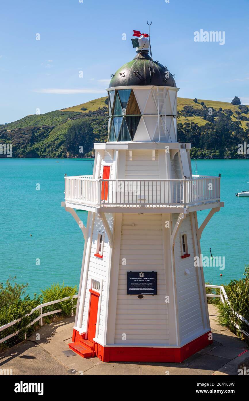 Akaroa, NZ: Faro de Akaroa desde 1880. Fue trasladado de la cabeza de Akaroa a este sitio en 1980 por la Sociedad de preservación del Faro de Akaroa Foto de stock