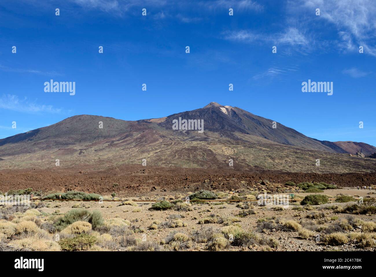 Vista panorámica desde la roca de Queen's Slipper hacia los cráteres del Teide y Pico Viejo detrás de la carretera TF-21 dentro del Parque Nacional del Teide, Tenerife, Islas Canarias, Foto de stock