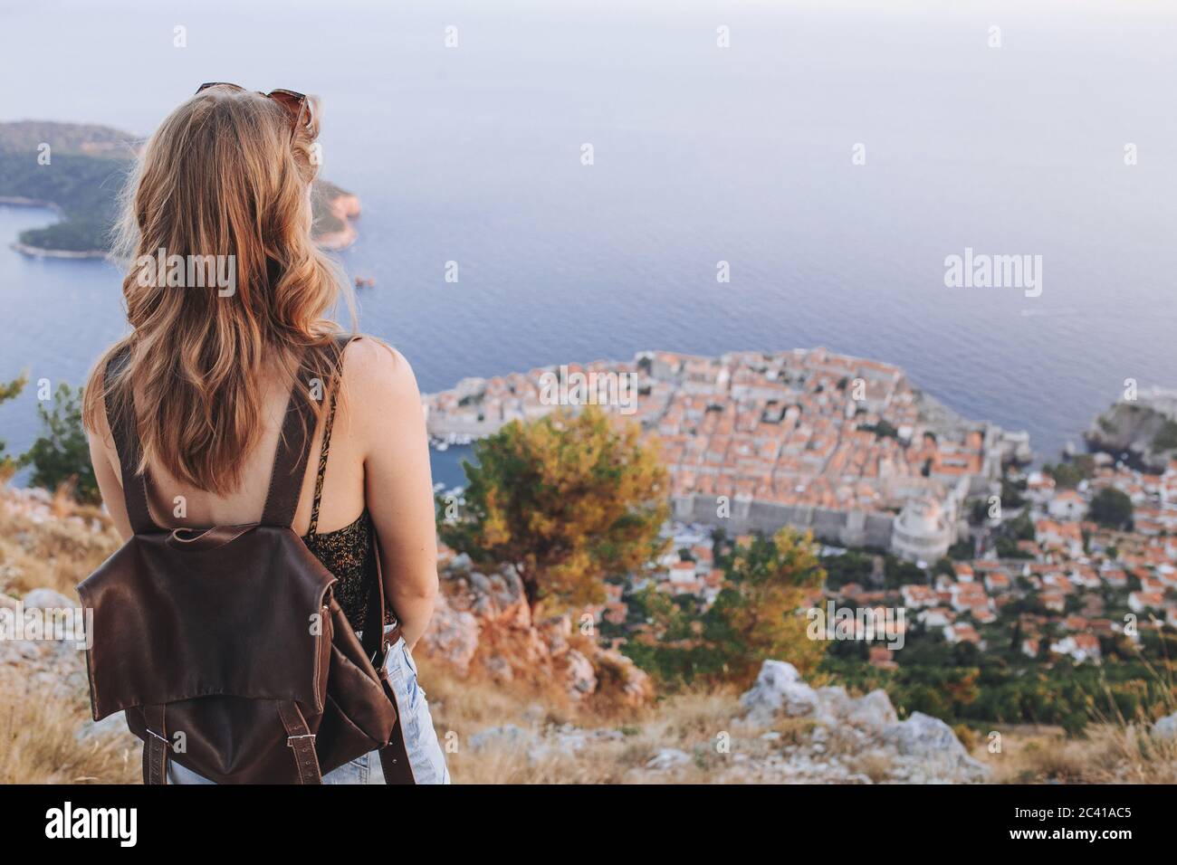 Vista posterior de la mujer rubia en el punto de vista de Dubrovnik Foto de stock