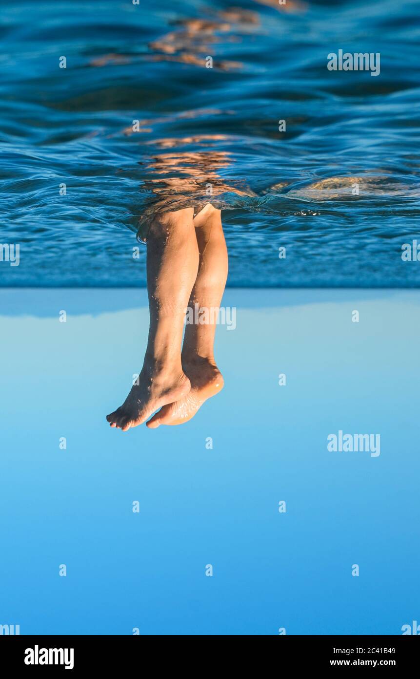 Piernas jóvenes de sexo masculino saliendo del agua. Surrealismo Fotografía  de stock - Alamy