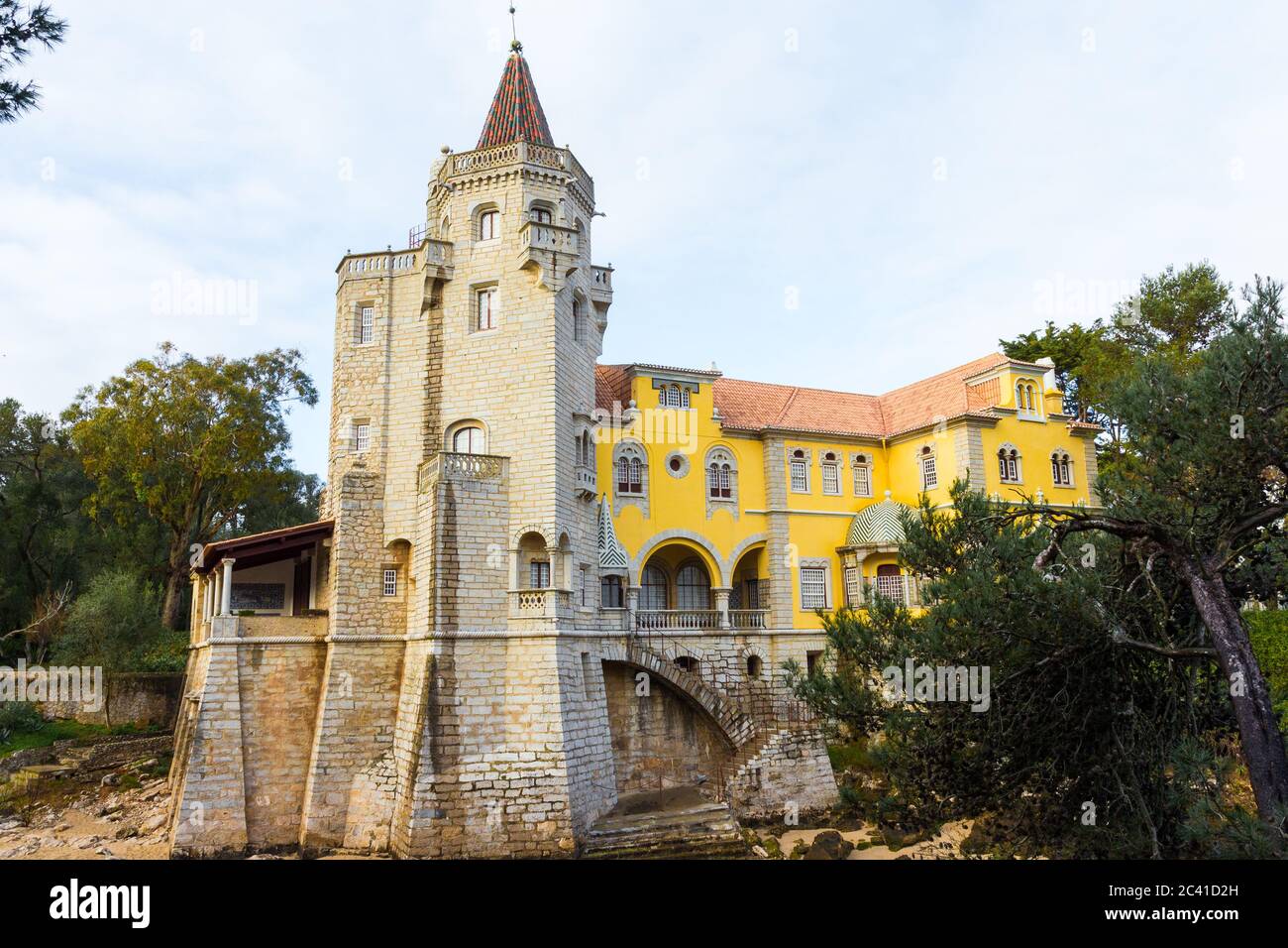 Museo Condes de Castro Guimarães (Torre de S. Sebastião), Cascais, Lisboa, Portugal. Arquitectura : Neomromanticismo & Neogótico Foto de stock