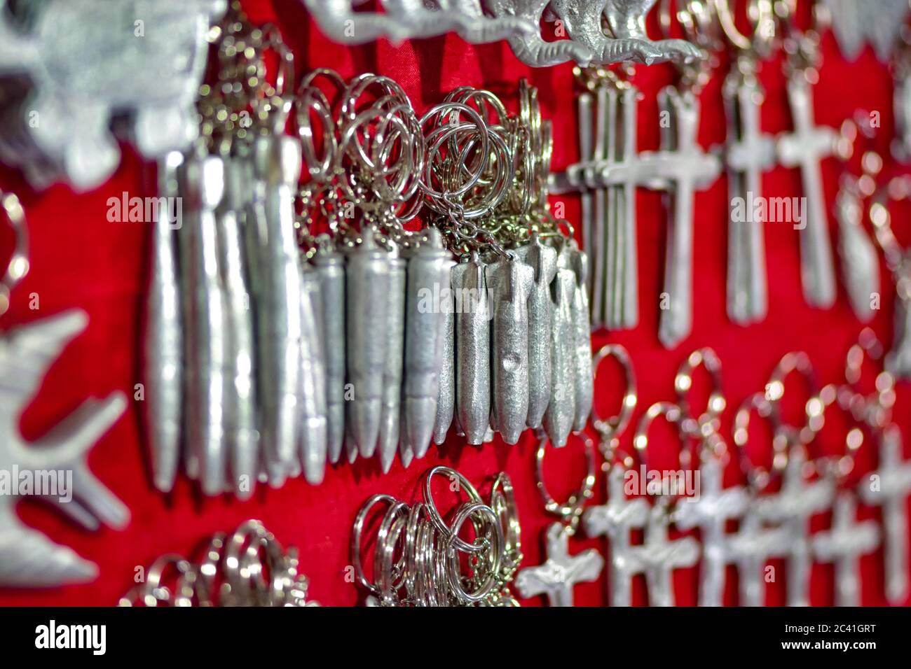 Llavero joyas hechas de restos de metal de bombas sin explotar Luang Prabang mercado Laos Foto de stock