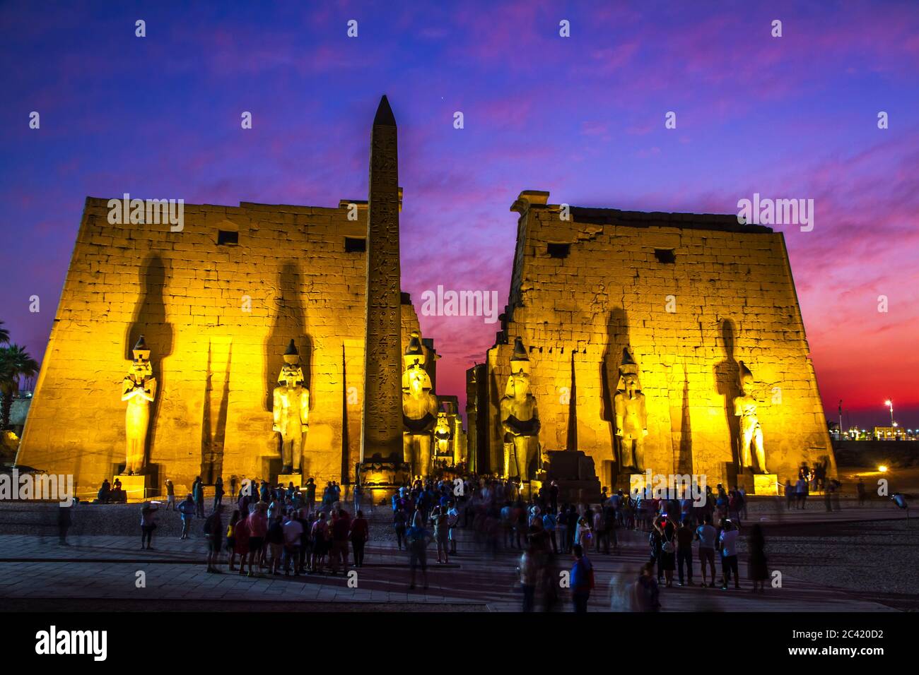 Ruinas antiguas del templo de Luxor durante la puesta de sol, Patrimonio de la Humanidad de la UNESCO, Luxor, Egipto. Foto de stock