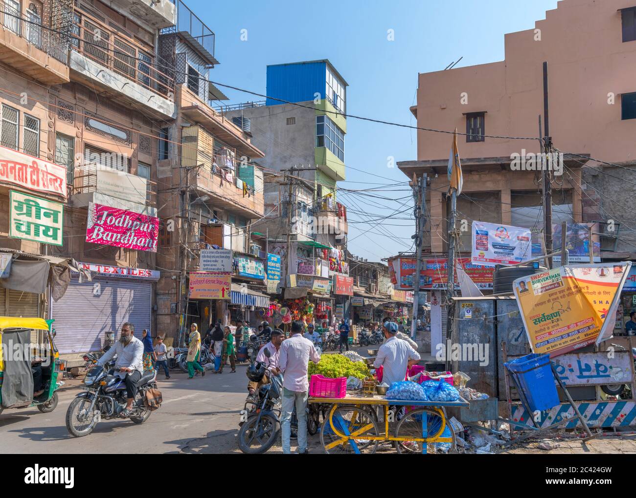 Nai Sarak, una calle concurrida en el centro de la ciudad, Jodhpur, Rajasthan, India Foto de stock