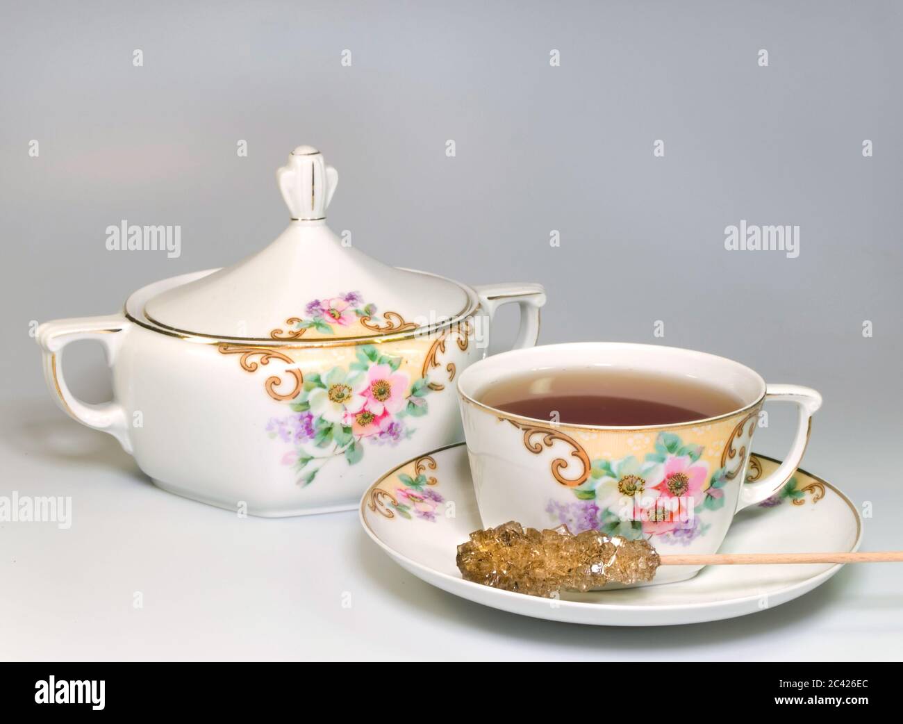 Tetera de porcelana China antigua con dos tazas, con té verde en el  escritorio de madera en clave baja Fotografía de stock - Alamy