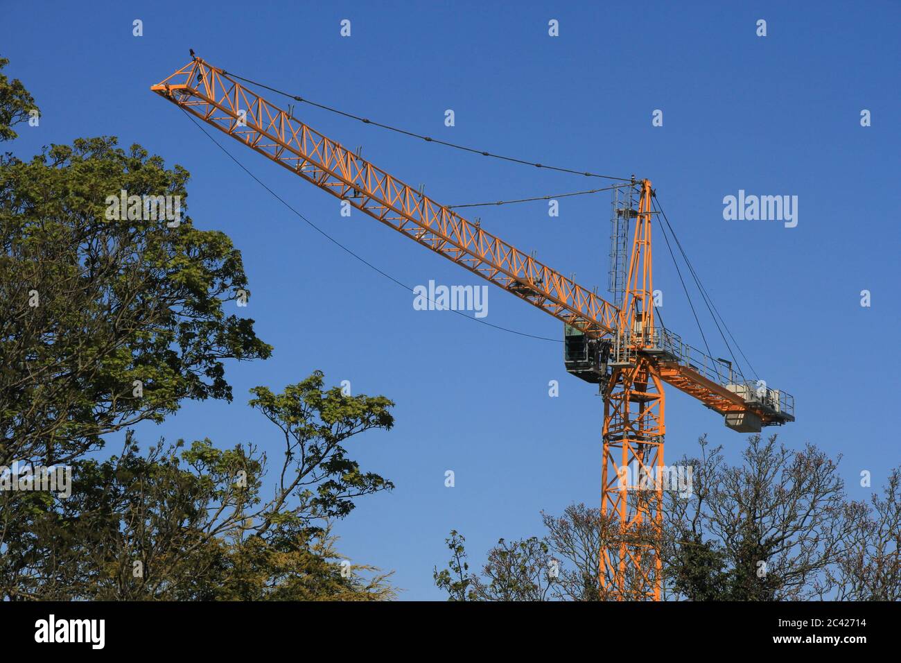 Grúa - construcción en zonas rurales Foto de stock