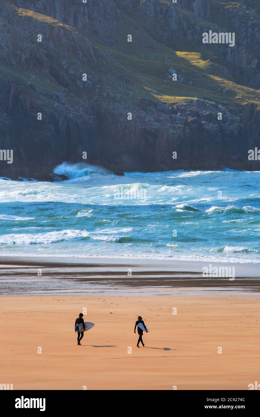 [Isla de Lewis, Hébridas exteriores - Ago 2019] surfistas en Cliff Beach en un día de verano ventoso, Isla de Lewis, Hébridas exteriores Foto de stock