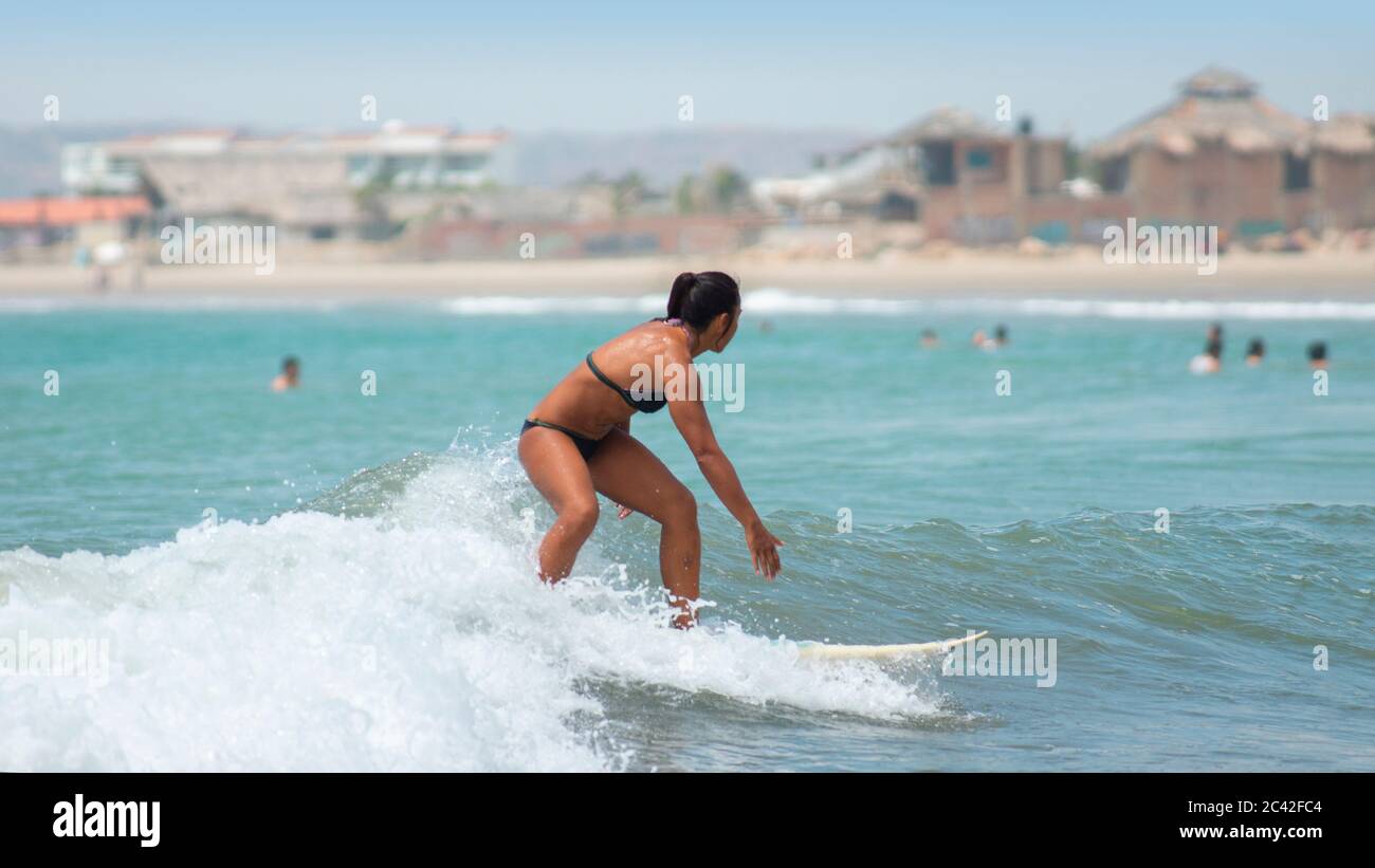 Woman surfer 2019 e imágenes alta resolución -