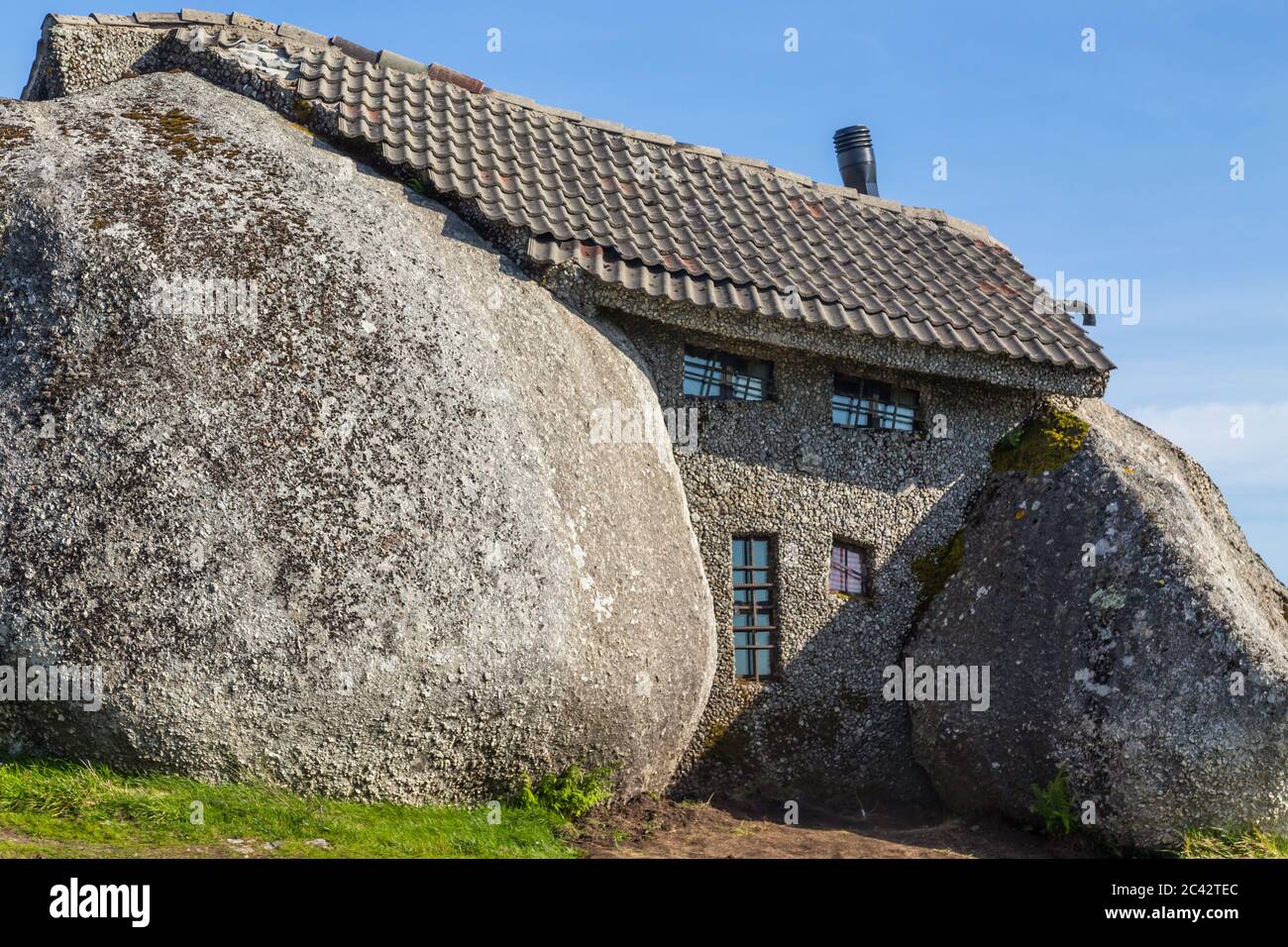 Casa do Penedo, una casa construida entre enormes rocas en la cima de una  montaña en Fafe, Portugal. Comúnmente considerada una de las casas más  extrañas del mundo Fotografía de stock -