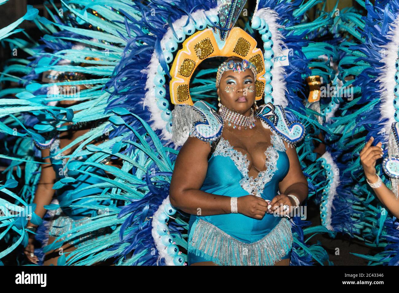 Navidad Junkanoo desfile celebración en las Bahamas con trajes coloridos, tambores, trompetas, cuernos y campanas. La gente baila en las calles por la noche. Foto de stock