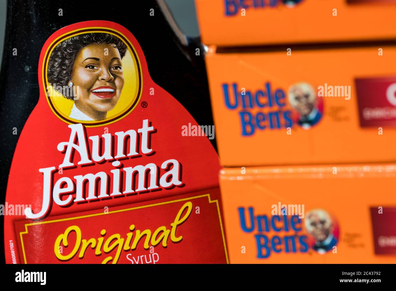 Botellas de jarabe de Aunt Jemima y productos de arroz de Uncle Ben. Foto de stock