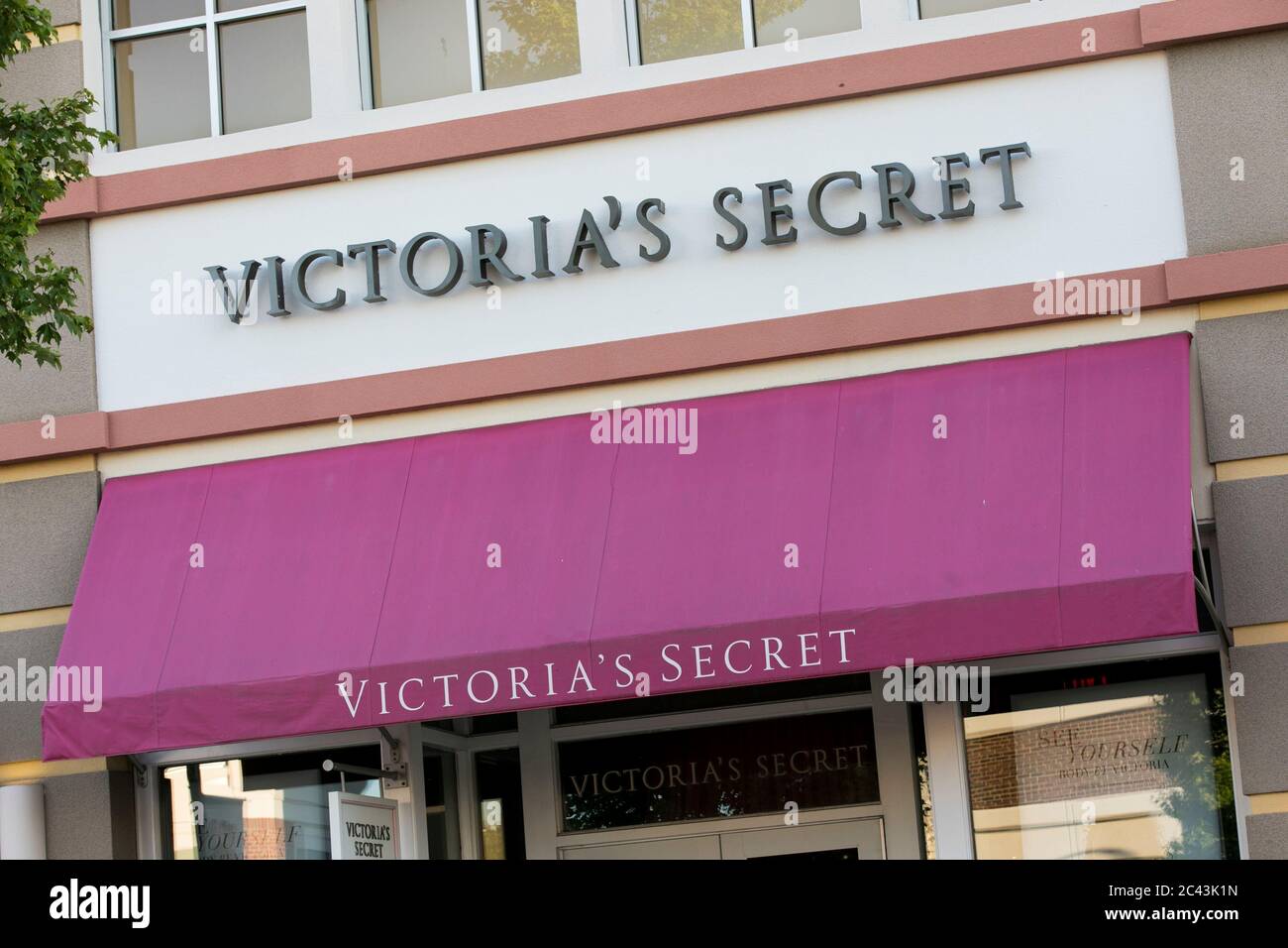 Un cartel con el logotipo fuera de una tienda Victoria's Secret en Bowie, Maryland el 8 de junio de 2020. Foto de stock