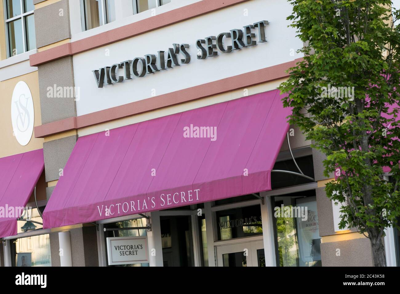 Un cartel con el logotipo fuera de una tienda Victoria's Secret en Bowie, Maryland el 8 de junio de 2020. Foto de stock