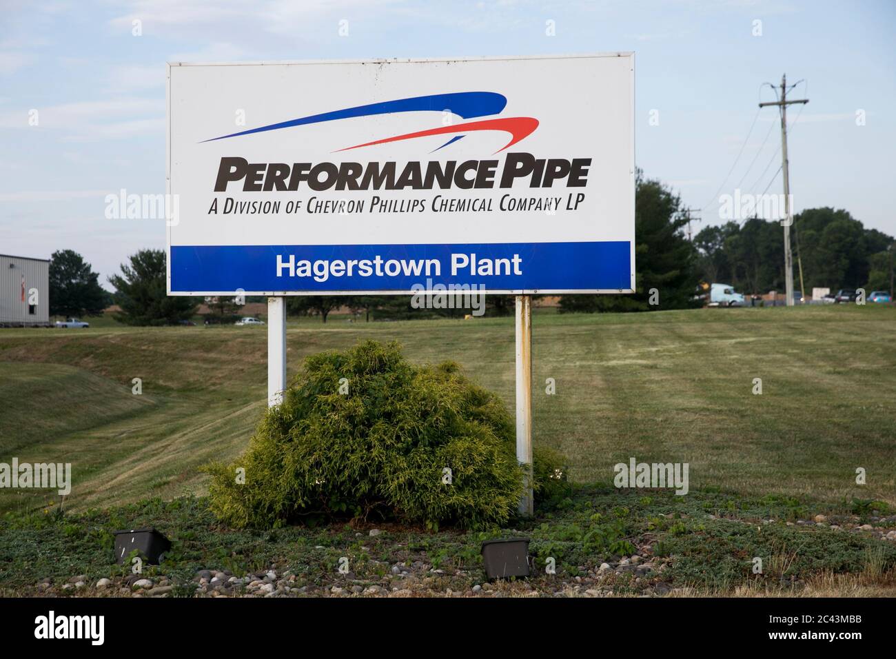 Un cartel con el logotipo fuera de una instalación ocupada por Performance Pipe en Hagerstown, Maryland el 10 de junio de 2020. Foto de stock