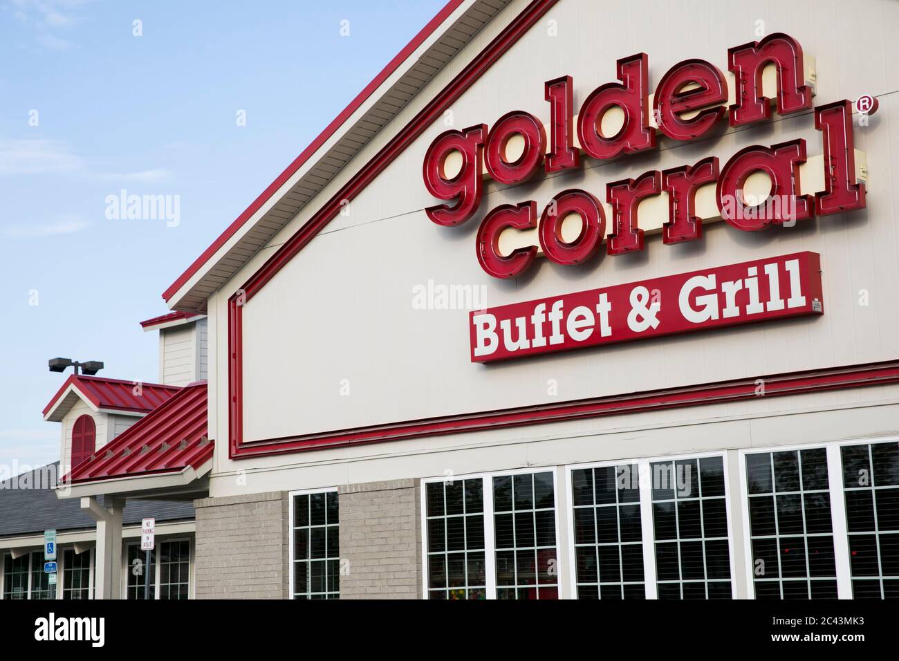Un cartel con el logotipo fuera de una ubicación de Golden Corral buffet & Grill en Hagerstown, Maryland, el 10 de junio de 2020. Foto de stock