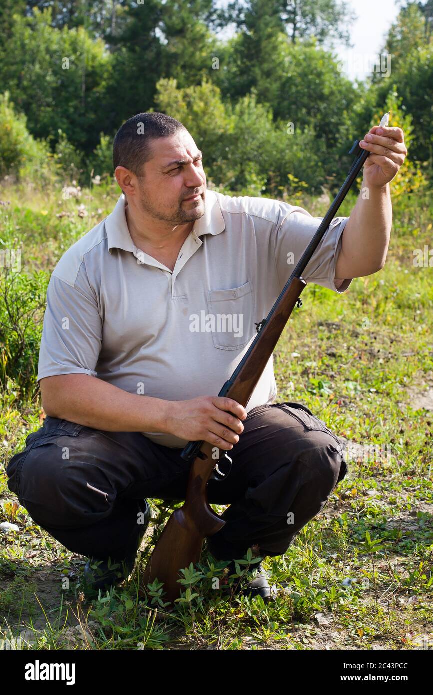 shooter limpia de rifle usando ramrod Foto de stock
