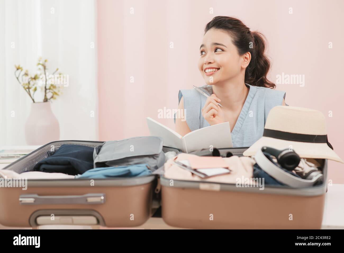 Preparando maleta para el viaje de vacaciones de verano. Mujer joven  comprobando los accesorios y las cosas en el equipaje en casa antes de  viajar Fotografía de stock - Alamy