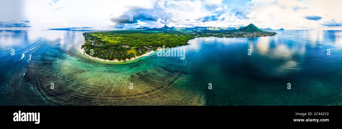 Mauricio, Río Negro, Flic-en-Flac, helicóptero panorama de la aldea al lado del océano en verano Foto de stock
