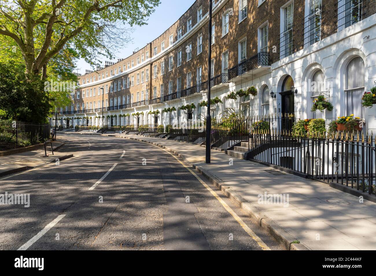 Reino Unido, Londres, calle vacía cerca de Regent's Park durante el toque de queda Foto de stock