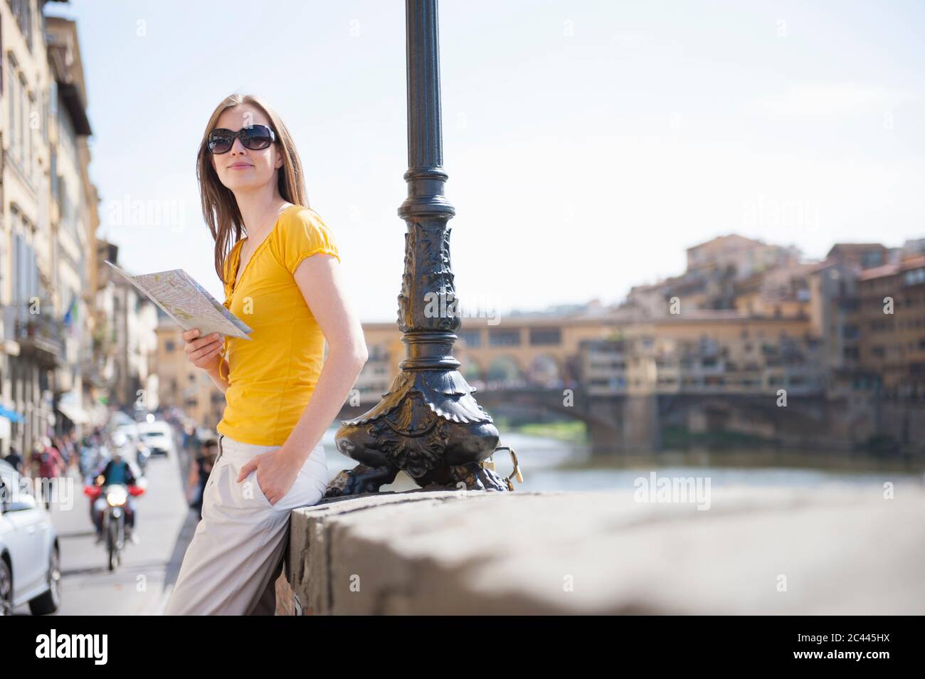 Retrato de turista con mapa de la ciudad cerca de Ponte Vecchio, Florencia, Italia Foto de stock