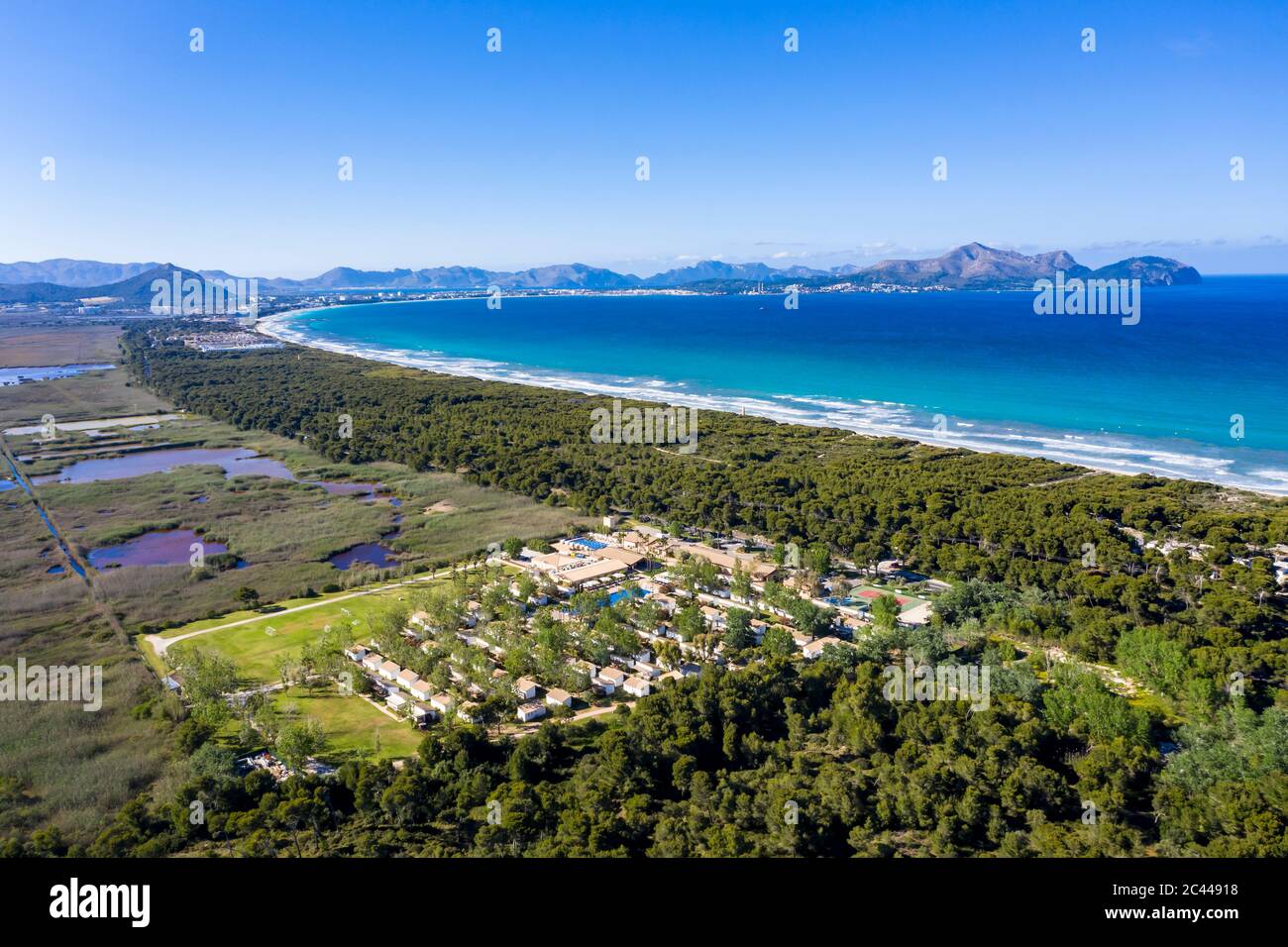 España, Islas Baleares, Mallorca, Can Picafort, Vista en helicóptero de la estación turística y la costa boscosa en verano Foto de stock