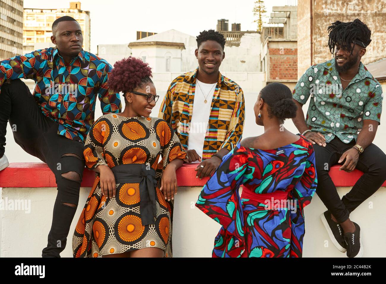 Amigos con ropa colorida en la terraza de la azotea en la ciudad, Maputo,  Mozambique Fotografía de stock - Alamy