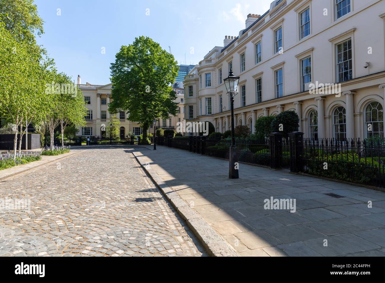 Reino Unido, Londres, calle vacía cerca de Regent's Park durante el toque de queda Foto de stock