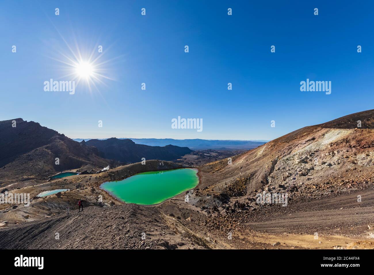 Nueva Zelanda, el norte de la isla, el sol brillaba a través de lagos esmeralda en el Parque Nacional de Tongariro Foto de stock