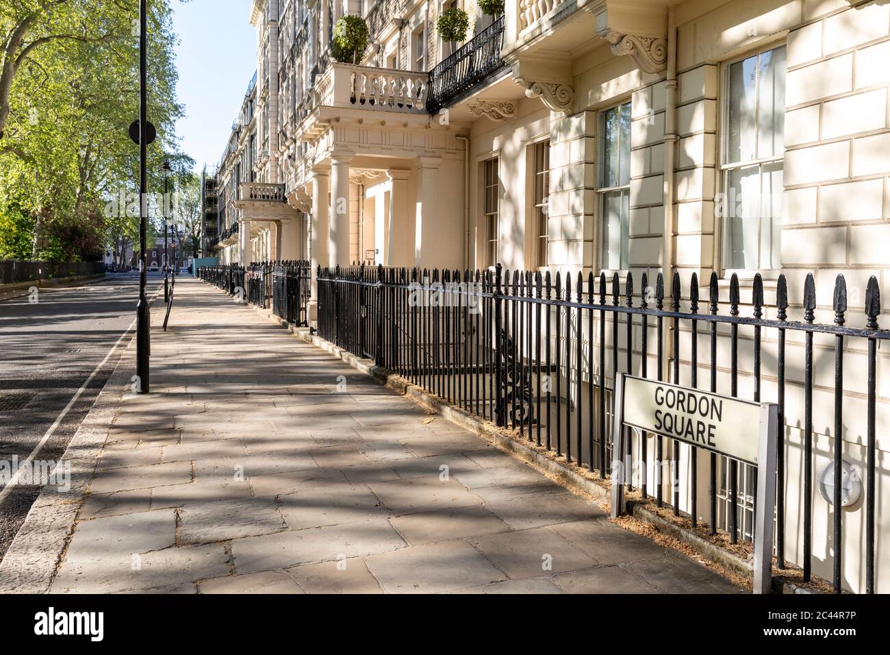 Reino Unido, Londres, calle vacía en Gordon Square durante el toque de queda Foto de stock