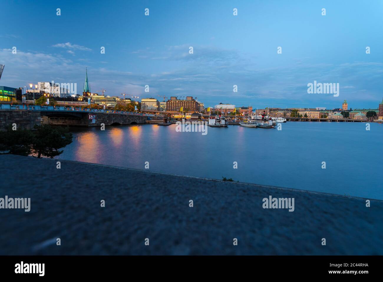 SUECIA, Sodermanland, Estocolmo, Costa del lago Malaren al atardecer con la Estación Central de Estocolmo en el fondo Foto de stock