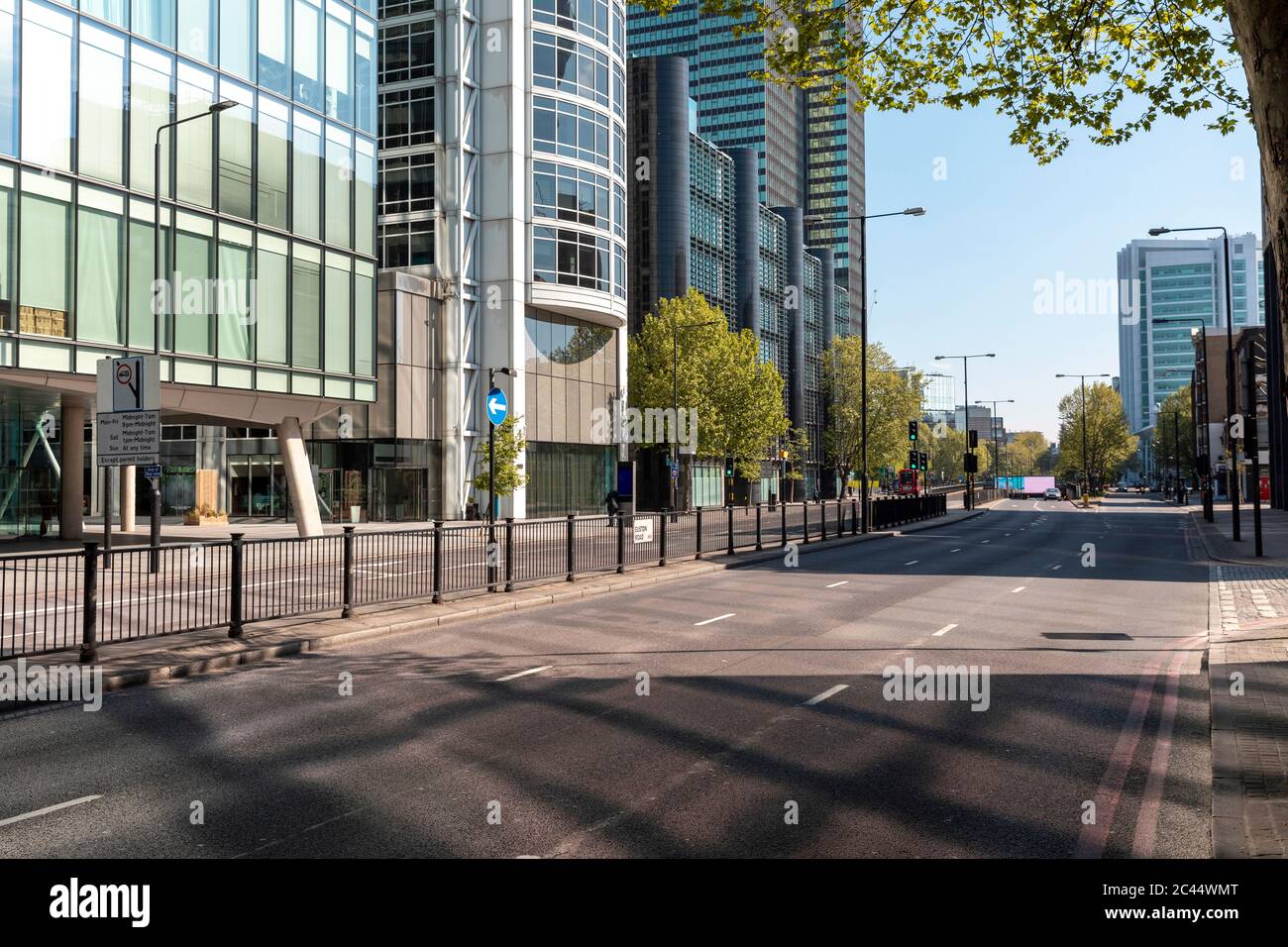 Reino Unido, Londres, calle vacía cerca de la plaza de Espotion durante el toque de queda Foto de stock