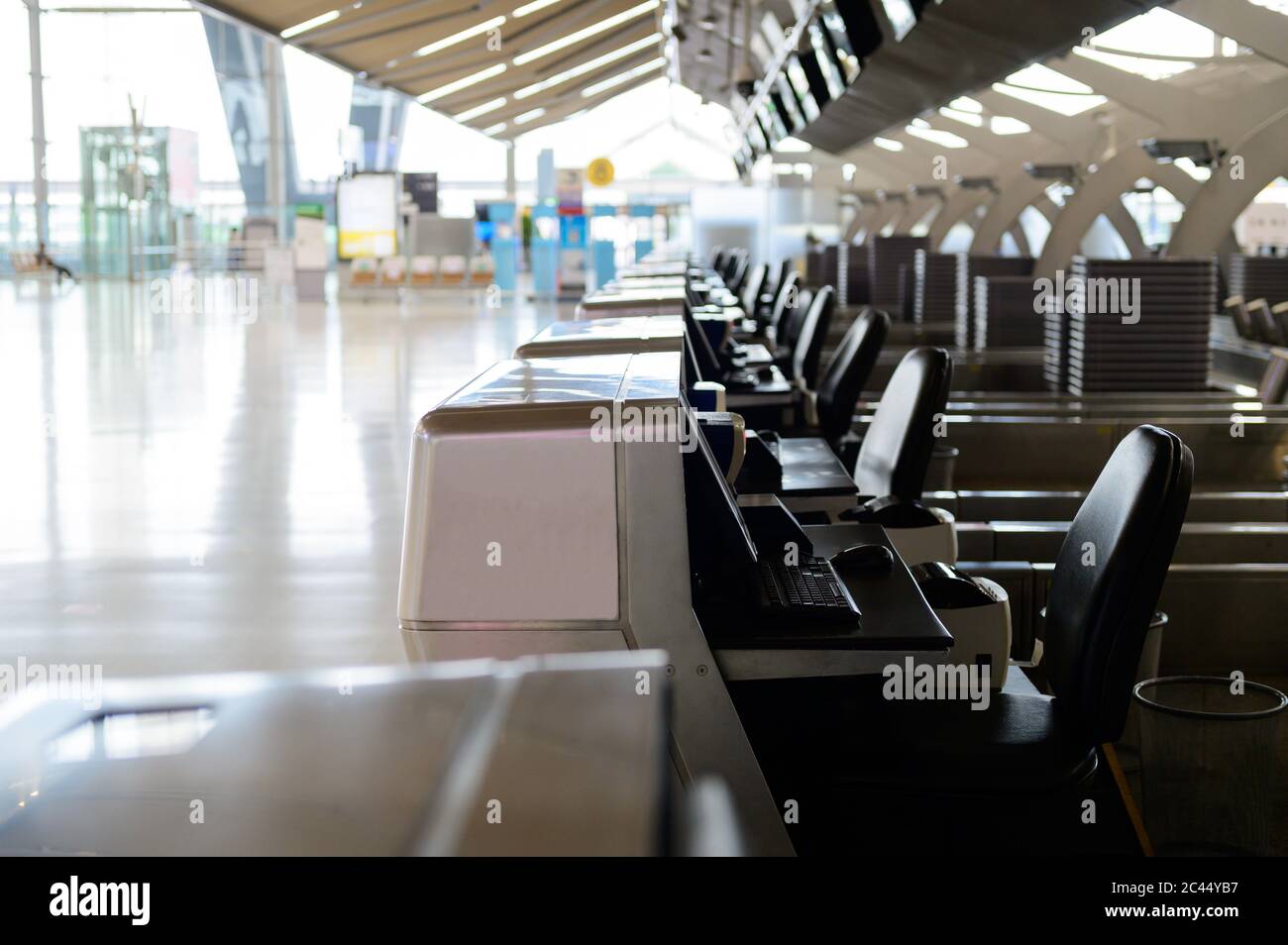 Mostradores de facturación vacíos en el aeropuerto internacional Foto de stock