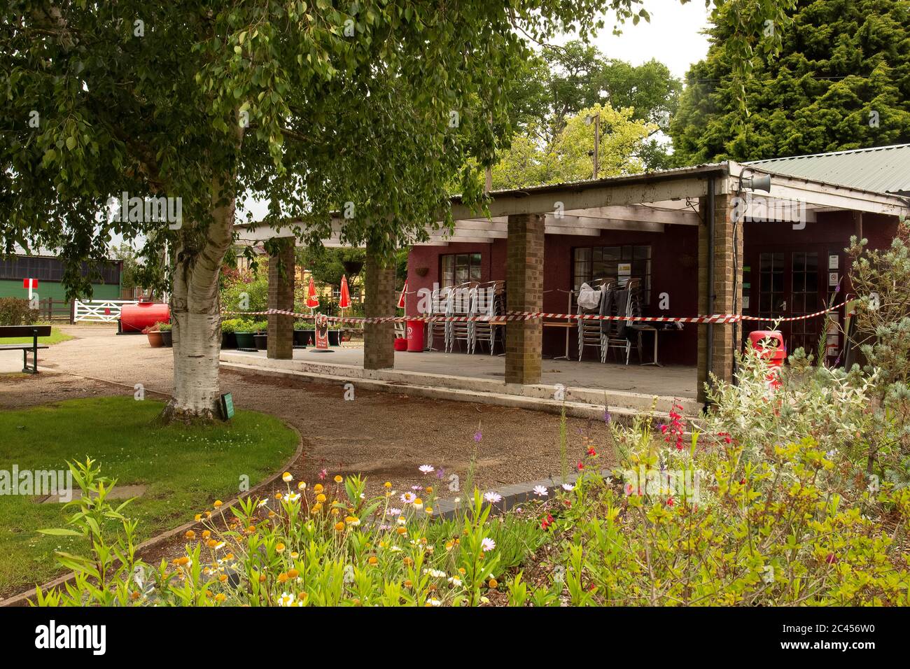La reapertura de los Jardines Bressingham con restricciones de cierre Covid-19 cierra el café pero se permiten picnics. Bressingham, Diss, Norfolk, Reino Unido - 19 de junio de 2020 Foto de stock