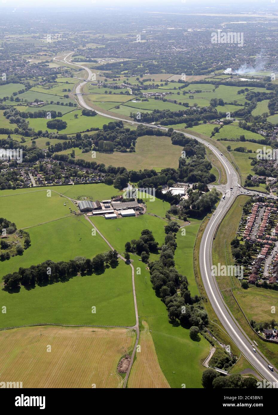 Vista aérea de la carretera de ayuda al aeropuerto de Manchester y la carretera Eastern Link A555, tomada desde el este del cruce con la A523 en Poynton Foto de stock