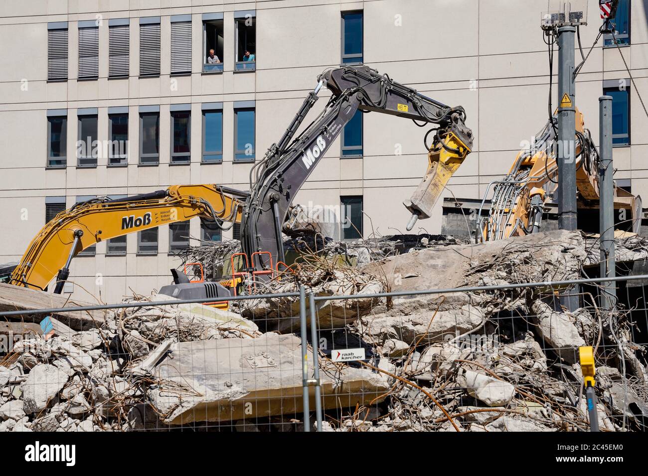 Ludwigshafen, Alemania. 24 de junio de 2020. Las excavadoras están  demoliendo partes de Hochstraße Süd frente a un edificio de gran altura. La  demolición de la carretera, que descansa sobre pilares en