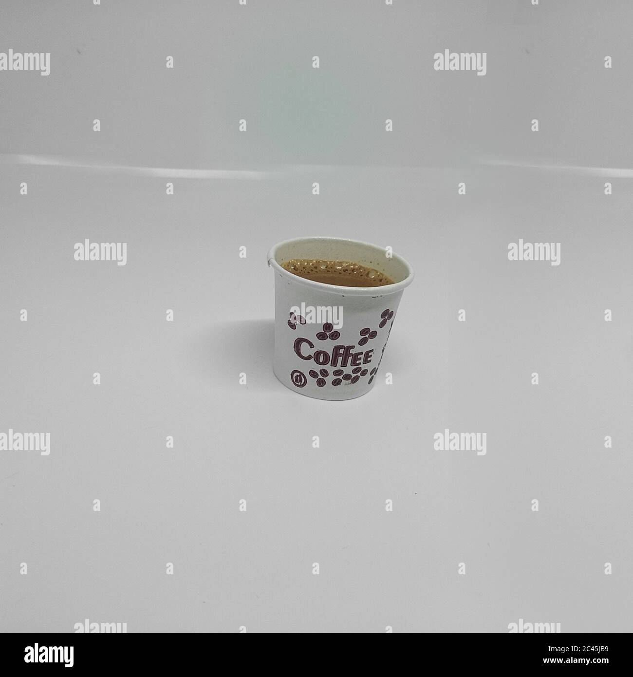 Taza de papel de té, taza de papel de café, con té y fondo blanco Foto de stock