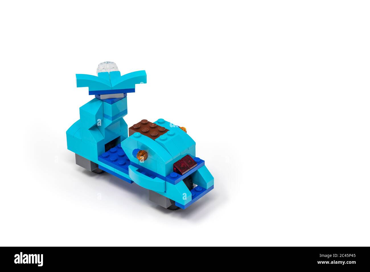 Mayo 15, 2019 - Roma, Italia - Lego scooter hecho de bloques de  construcción. Vespa italiana, motocicleta, color azul. Medios de transporte  económicos, fáciles e inteligentes Fotografía de stock - Alamy