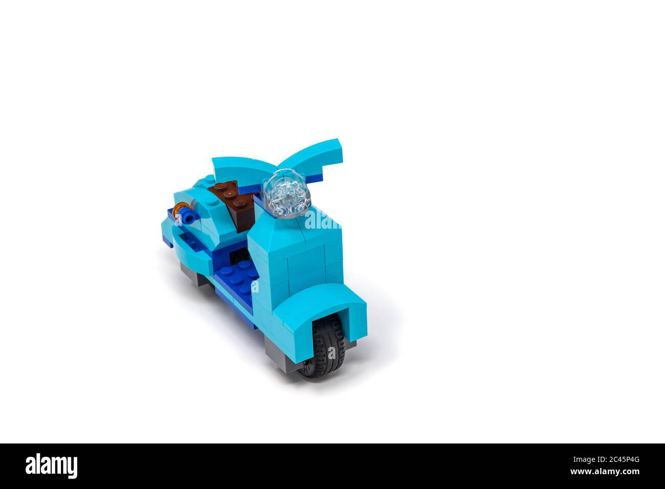 Mayo 15, 2019 - Roma, Italia - Lego scooter hecho de bloques de  construcción. Vespa italiana, motocicleta, color azul. Medios de transporte  económicos, fáciles e inteligentes Fotografía de stock - Alamy