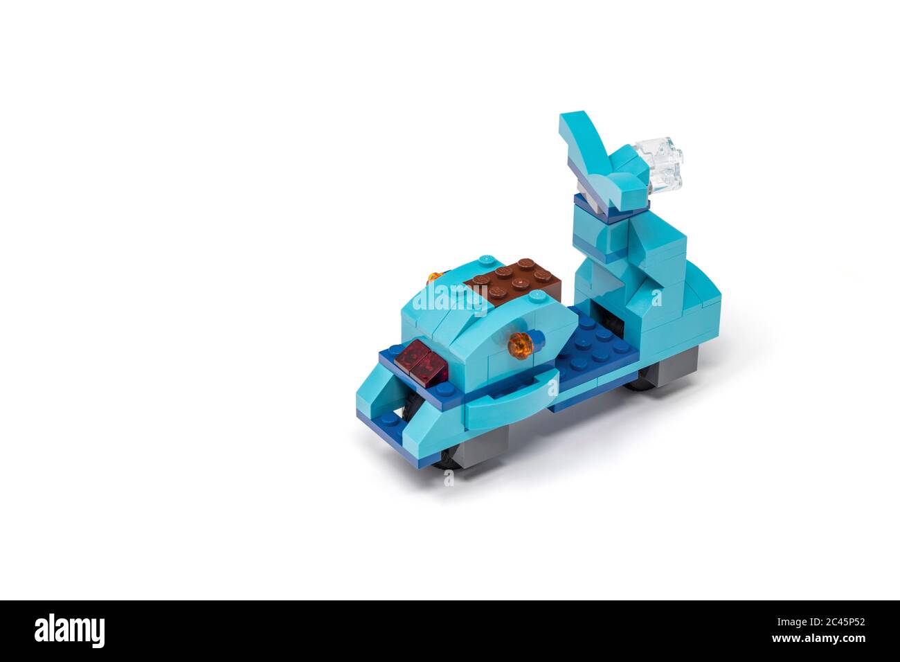 Mayo 15, 2019 - Roma, Italia - Lego scooter hecho de bloques de  construcción. Vespa italiana, motocicleta, color azul. Medios de transporte  económicos, fáciles e inteligentes Fotografía de stock - Alamy