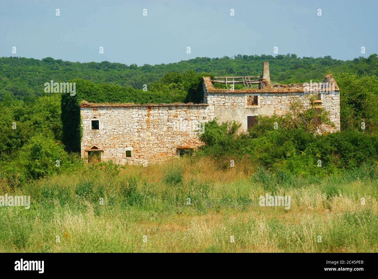Edificio abandonado - ruina en Croacia - Istria Foto de stock