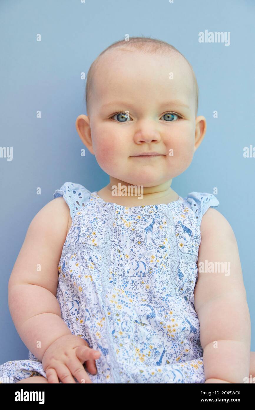 Retrato de niña sobre fondo azul pálido. Foto de stock