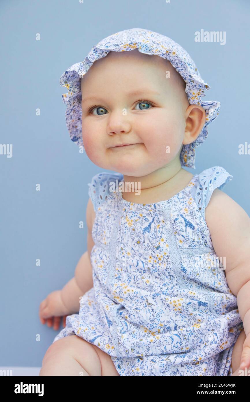 Retrato de niña sobre fondo azul pálido. Foto de stock