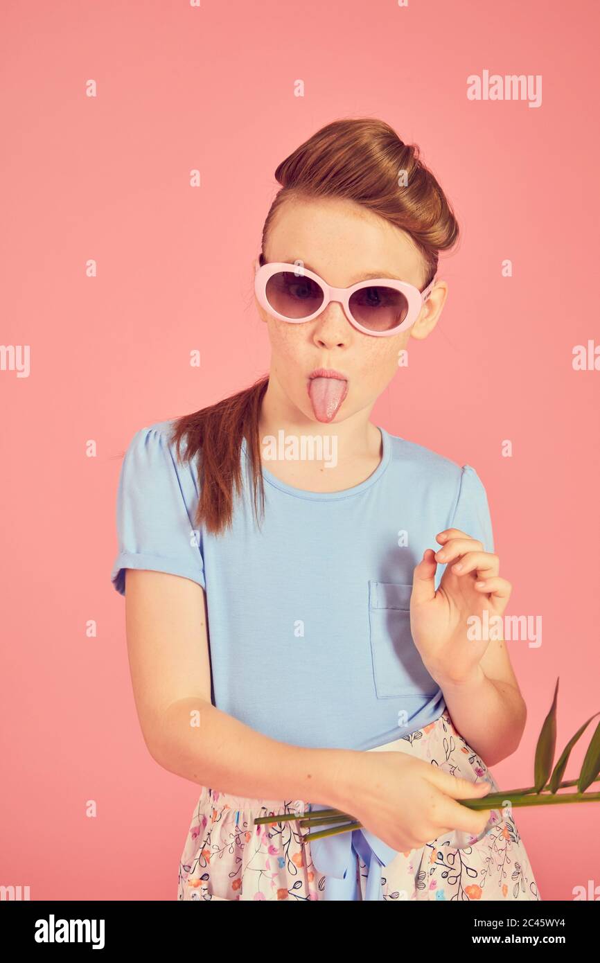 Teen girl sticking tongue out fotografías e imágenes de alta resolución -  Alamy