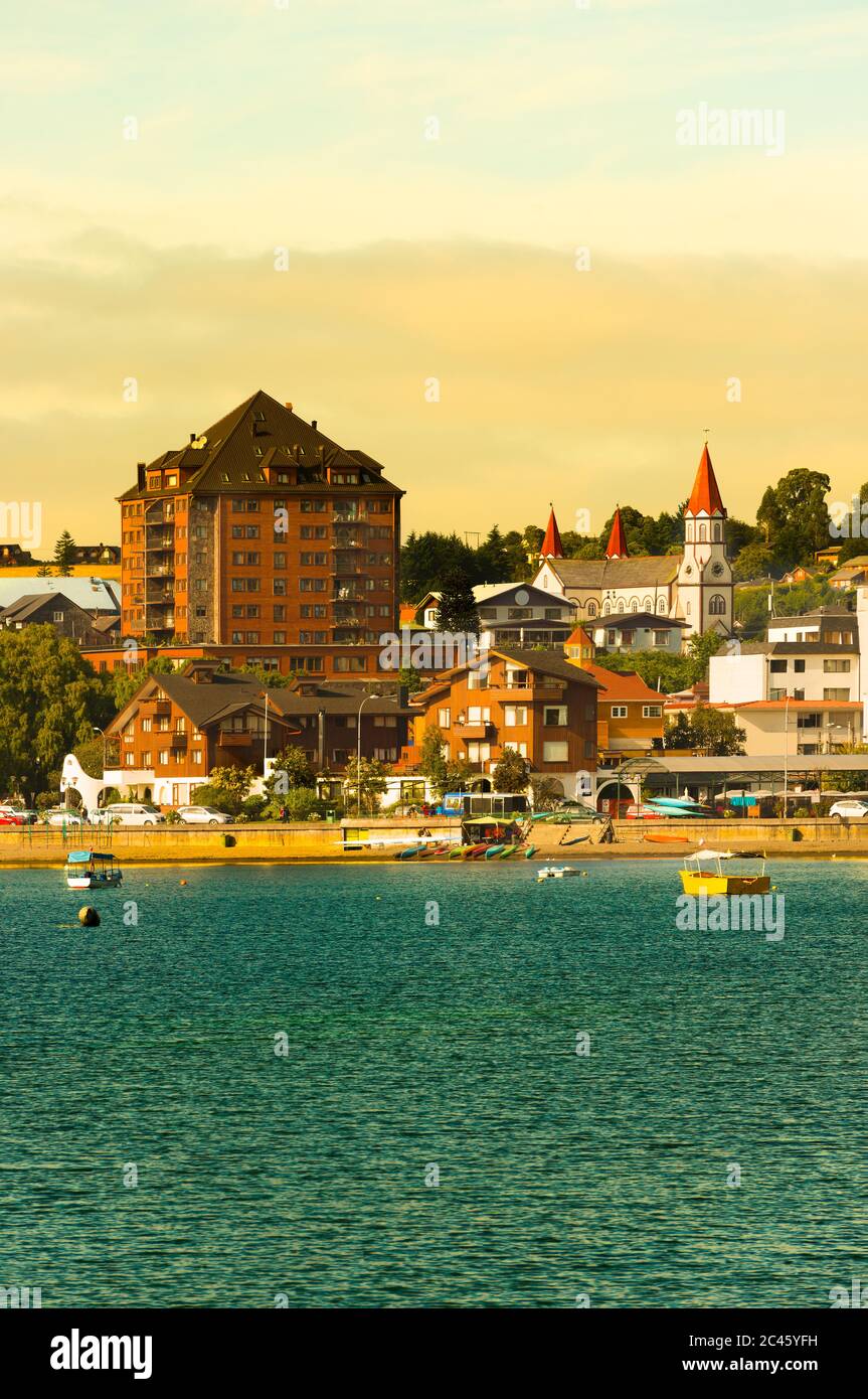 Paisaje urbano del centro de Puerto Varas en el Distrito de los Lagos de  Chile Fotografía de stock - Alamy